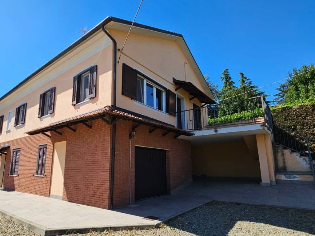 casa indipendente in vendita ad Alessandria in zona Valmadonna