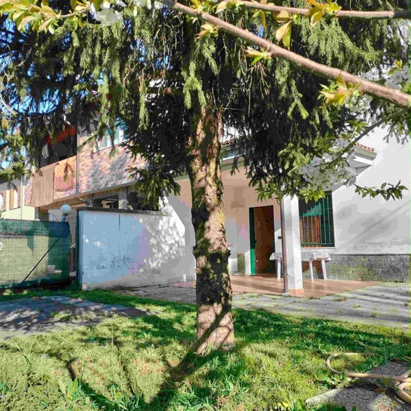 casa indipendente in vendita ad Alessandria in zona Mandrogne