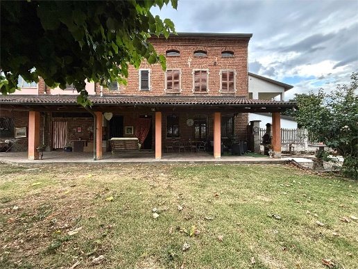 casa indipendente in vendita ad Alessandria in zona Casalbagliano
