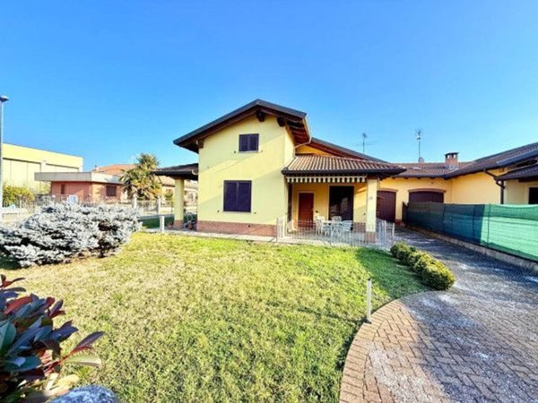 casa indipendente in vendita ad Alessandria in zona Casalbagliano