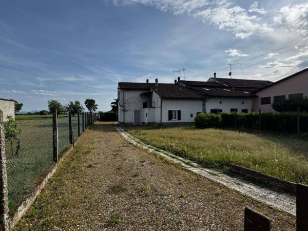 casa indipendente in vendita ad Alessandria in zona San Giuliano Vecchio