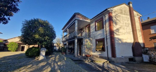 casa indipendente in vendita ad Alessandria in zona Mandrogne