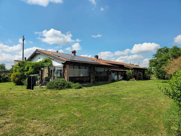 casa indipendente in vendita ad Alessandria in zona Filippona