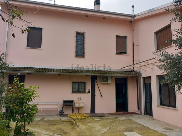 casa indipendente in vendita ad Alessandria in zona Litta Parodi