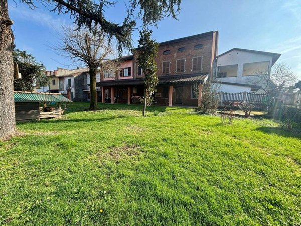 casa indipendente in vendita ad Alessandria in zona Casalbagliano
