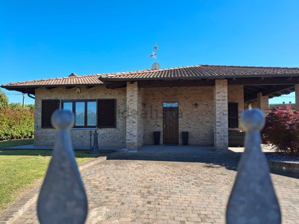 casa indipendente in vendita ad Alessandria in zona Mandrogne