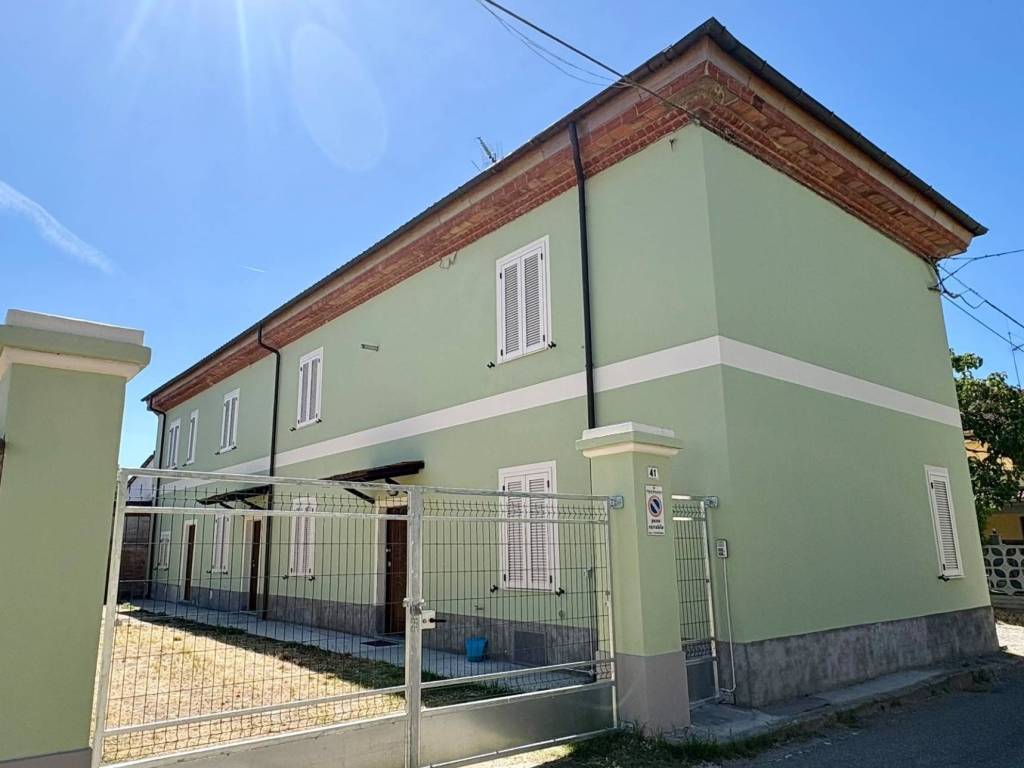 casa indipendente in vendita ad Alessandria in zona Mandrogne