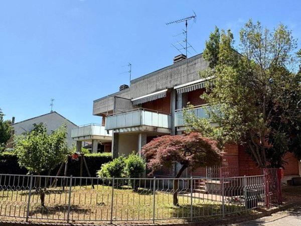 casa indipendente in vendita ad Alessandria in zona Orti