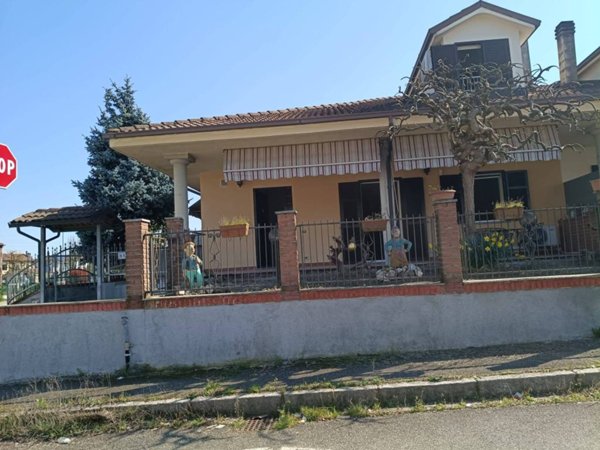 casa indipendente in vendita ad Alessandria in zona Casalbagliano