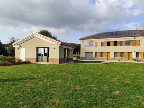 casa indipendente in vendita ad Alessandria in zona Valmadonna