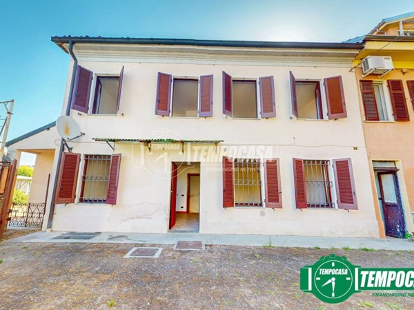 casa indipendente in vendita ad Alessandria in zona Orti