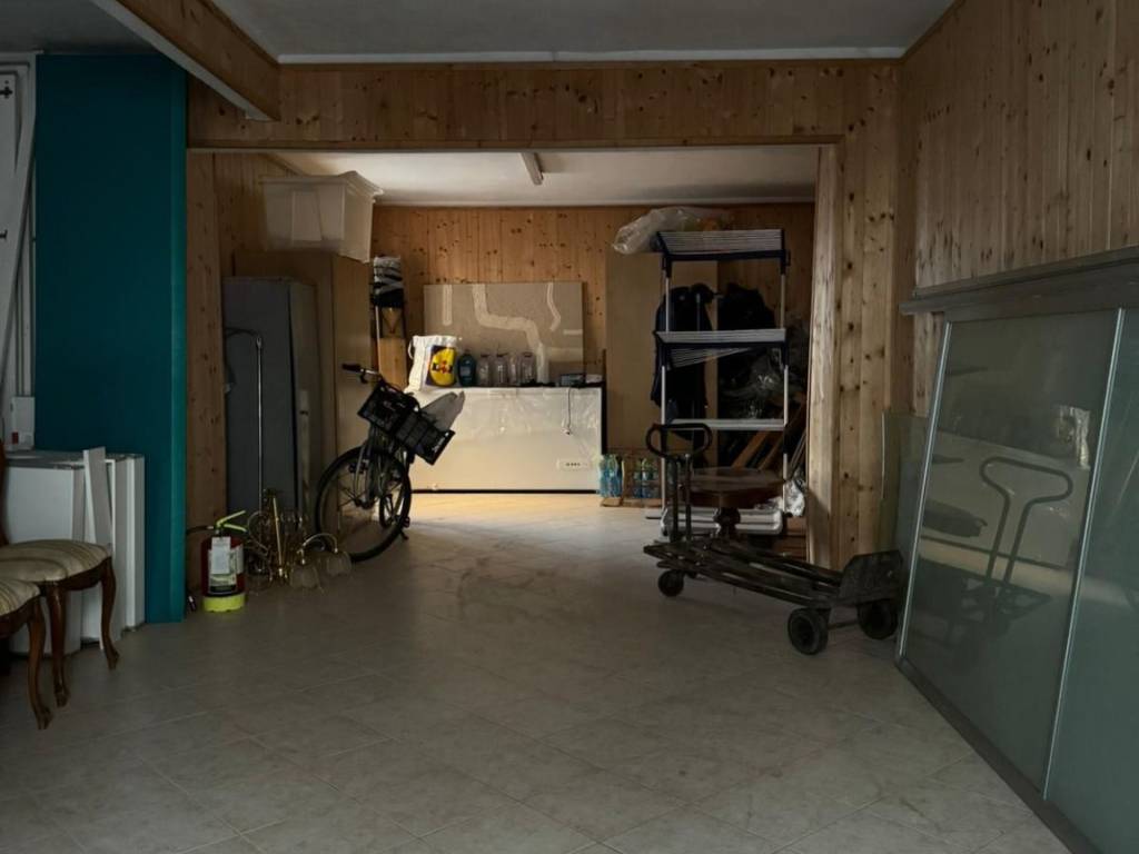 locale commerciale in vendita ad Alessandria in zona Borgo Rovereto