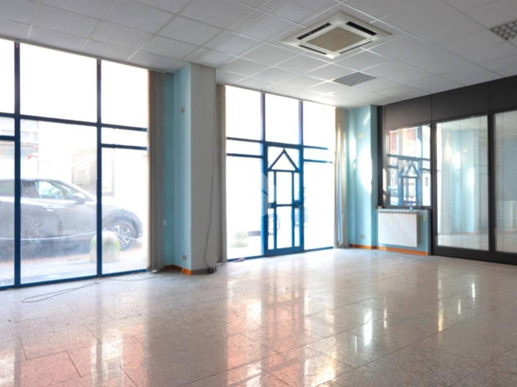 negozio in vendita ad Alessandria in zona Borgo Rovereto