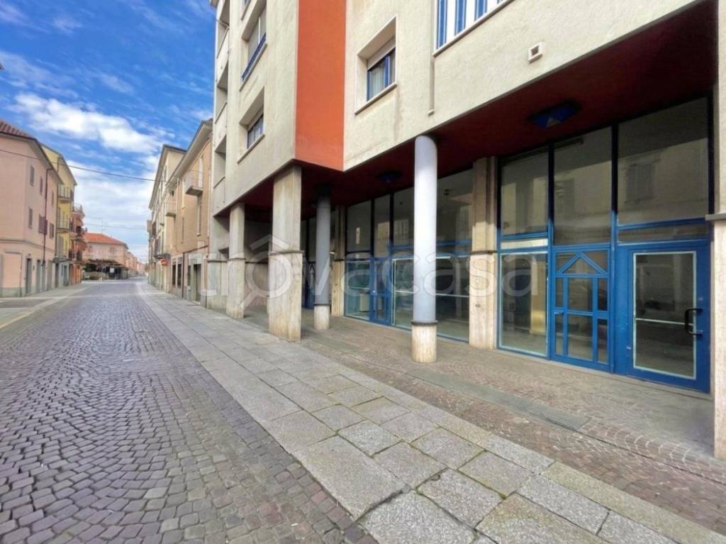 negozio in vendita ad Alessandria in zona Borgo Rovereto