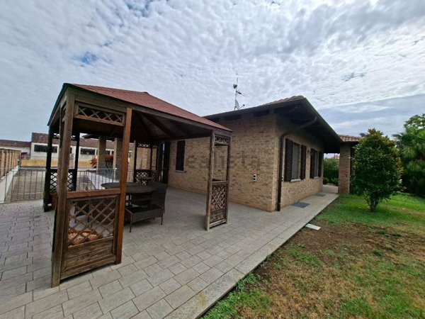 casa indipendente in vendita ad Alessandria in zona Mandrogne