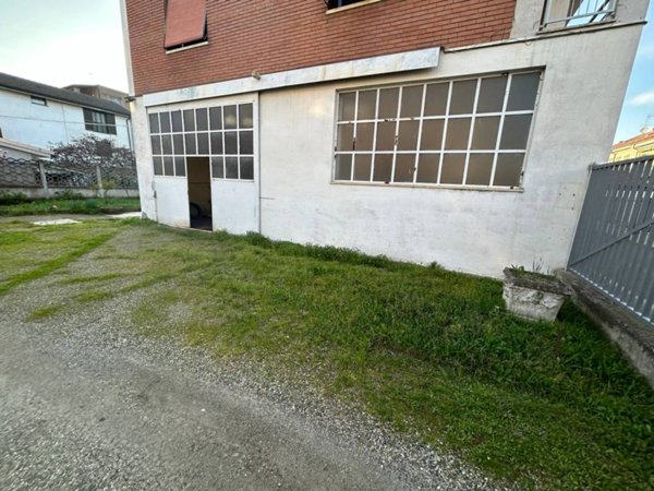 locale commerciale in vendita ad Alessandria in zona Il Cristo