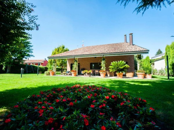 casa indipendente in vendita ad Alessandria in zona Mandrogne