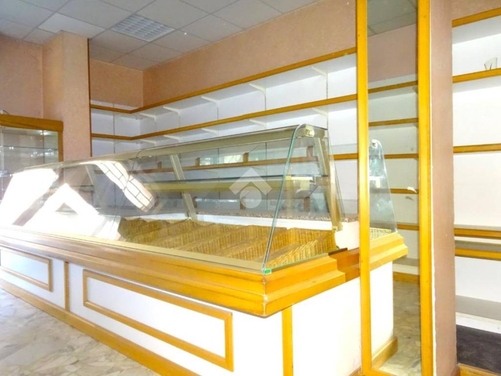 negozio in vendita ad Alessandria in zona zona Pista