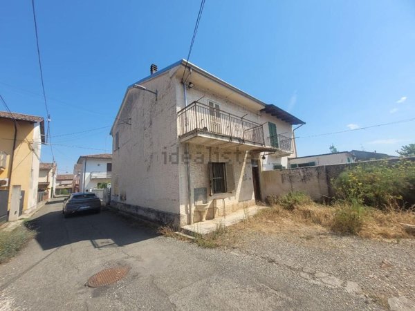 casa indipendente in vendita ad Alessandria in zona Mandrogne