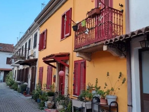 casa indipendente in vendita ad Alessandria in zona Orti