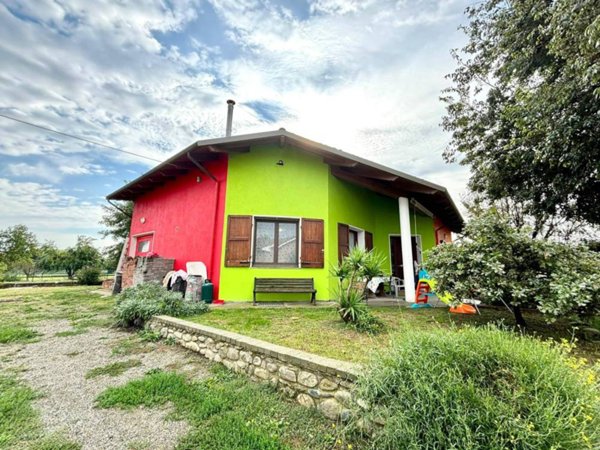 casa indipendente in vendita ad Alessandria in zona Villa del Foro