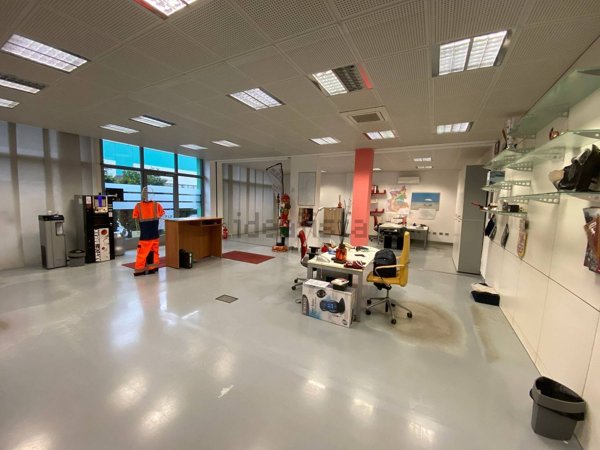 locale commerciale in vendita ad Alessandria in zona Il Cristo
