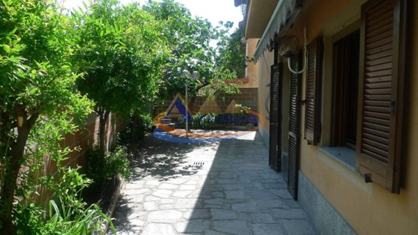 casa indipendente in vendita ad Alessandria in zona Orti