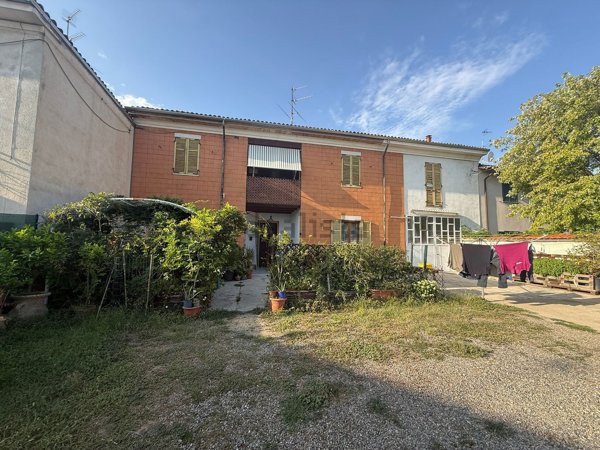 casa indipendente in vendita ad Alessandria in zona Mandrogne