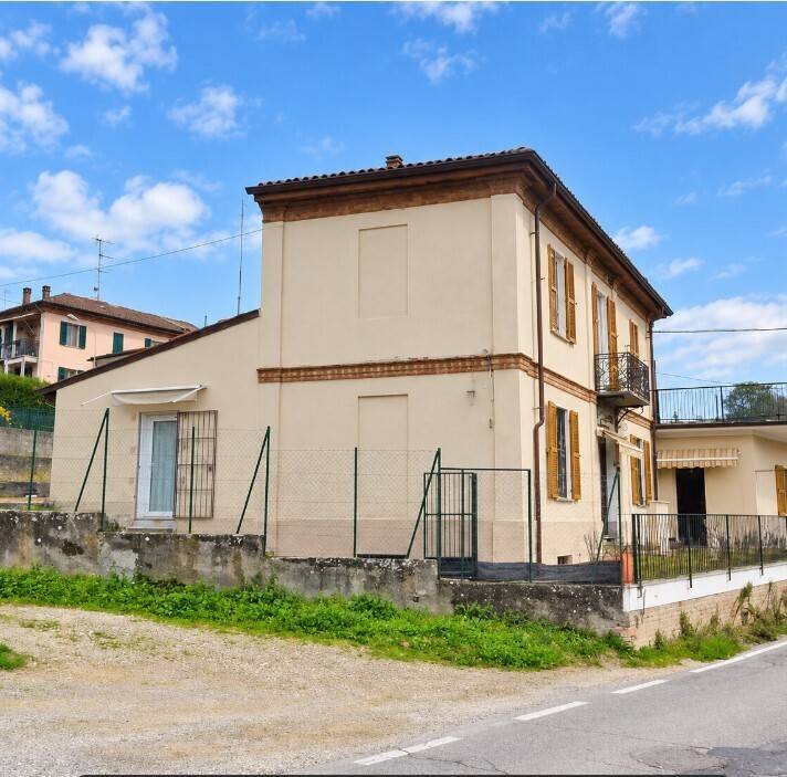 casa indipendente in vendita ad Alessandria in zona Valle San Bartolomeo