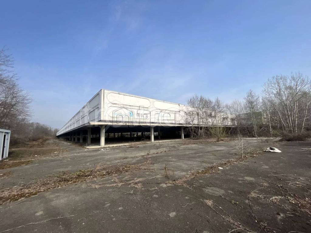 locale commerciale in vendita a Verrone