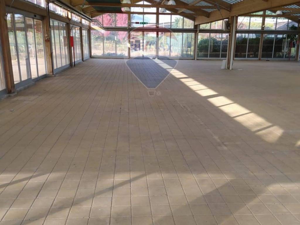 locale commerciale in vendita a Vigliano Biellese
