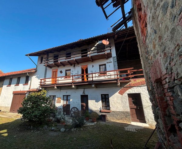 casa indipendente in vendita a Viverone in zona Bertignano