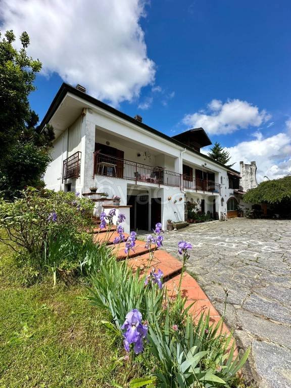 casa indipendente in vendita a Lessona in zona Fiora
