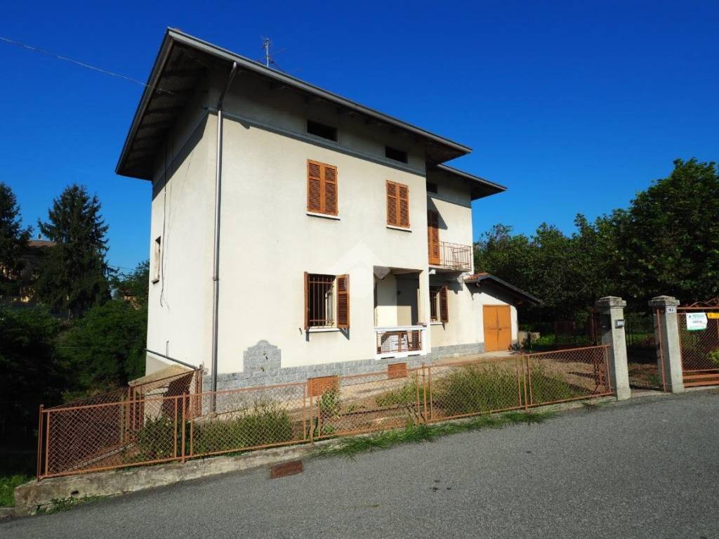 casa indipendente in vendita a Lessona