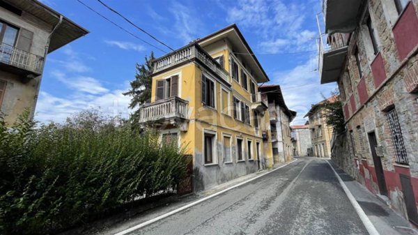 casa indipendente in vendita a Lessona