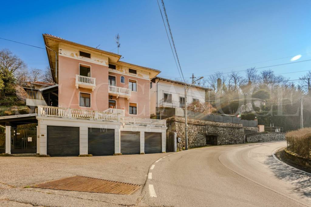 casa indipendente in vendita a Lessona