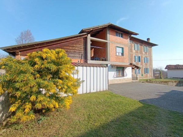 casa indipendente in vendita a Lessona