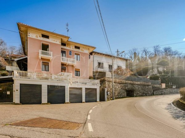 casa indipendente in vendita a Lessona
