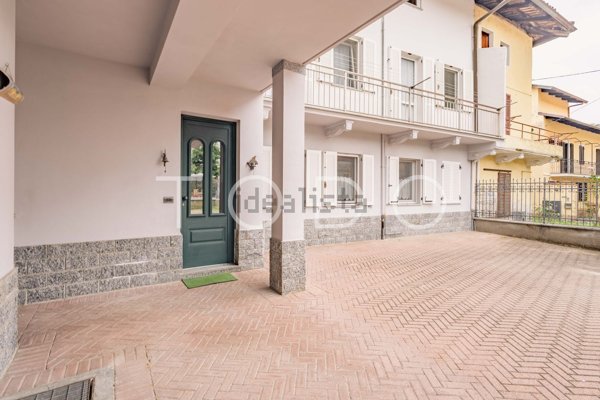 casa indipendente in vendita a Lessona in zona Fiora