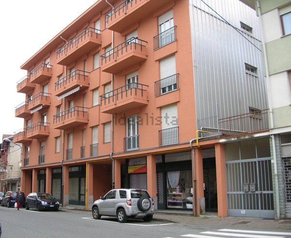 locale commerciale in vendita a Valdilana