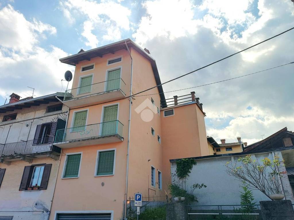 casa semindipendente in vendita a Valdilana in zona Pratrivero