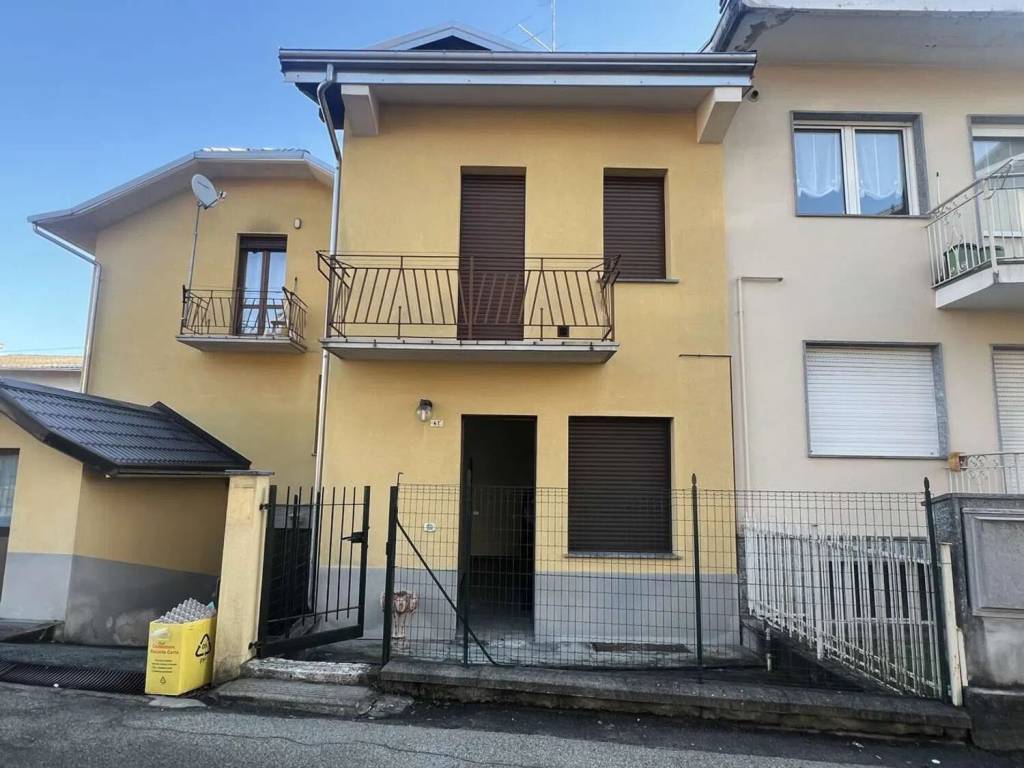 casa indipendente in vendita a Valdilana in zona Trivero