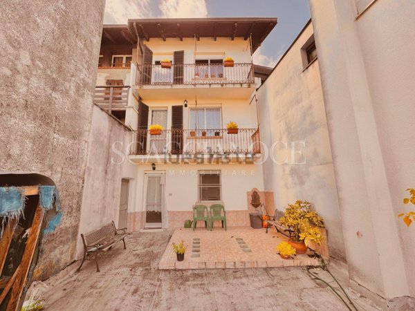 casa indipendente in vendita a Valdilana in zona Lora