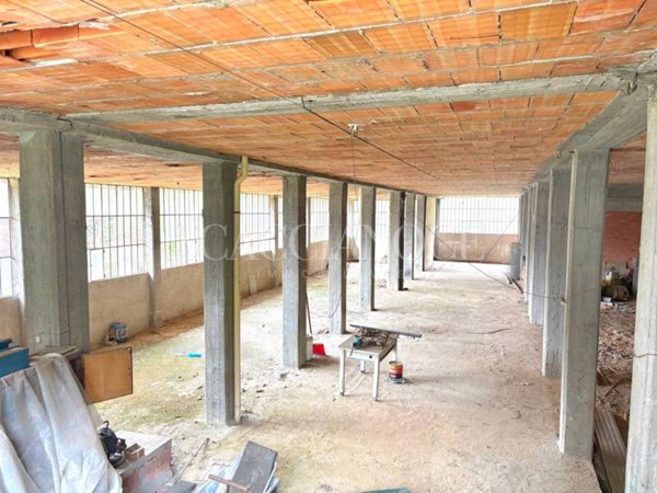 locale commerciale in vendita a Valdilana in zona Pistolesa