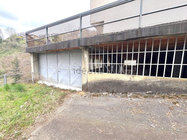 locale di sgombero in vendita a Valdilana in zona Pistolesa