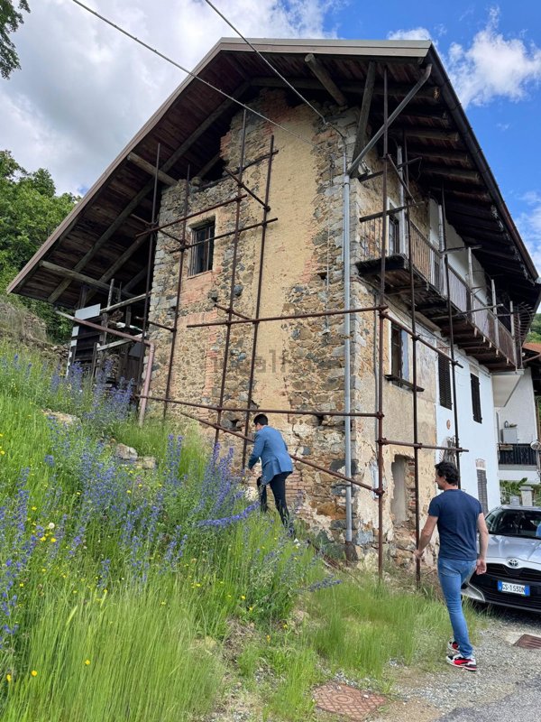 casa semindipendente in vendita a Valdilana in zona Pistolesa