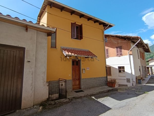 casa indipendente in vendita a Valdilana in zona Trivero