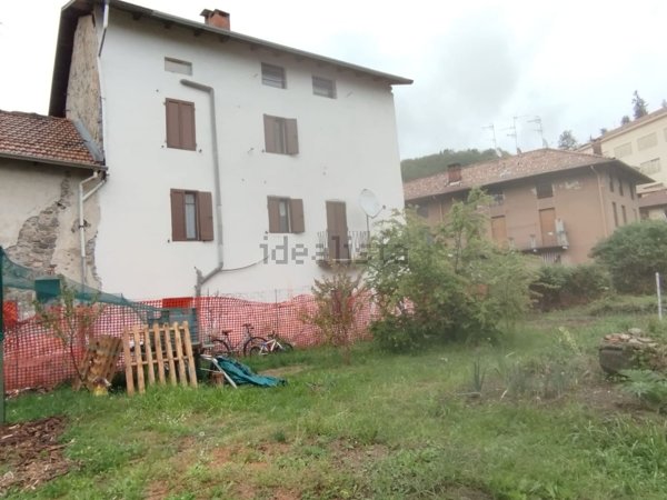 casa semindipendente in vendita a Valdilana in zona Valle Mosso
