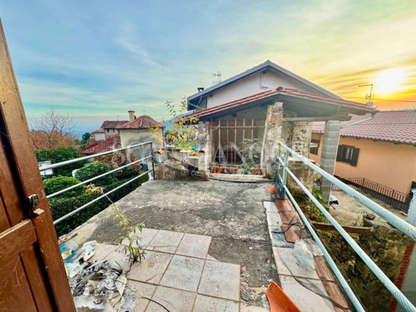 casa indipendente in vendita a Valdilana in zona Ponzone