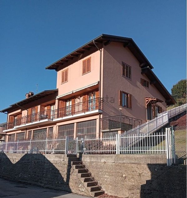 casa indipendente in vendita a Valdilana in zona Ponzone